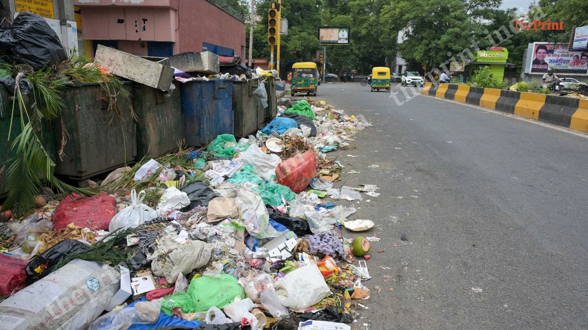 लोधी रोड पर सड़क पर बने ढलाव से बाहर फैलता कचरा | फोटो: सूरज सिंह बिष्ट/दिप्रिंट