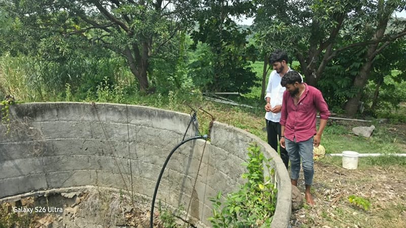 जालना के कंडारी गांव में कई लोग परेशान लोगों को पानी बेच रहे हैं. गांववालों का कहना है कि सरकारी टैंकरों का इंतज़ार करने के बजाय पानी खरीदना ज़्यादा भरोसेमंद है | फोटो: सौम्या पिल्लई/दिप्रिंट