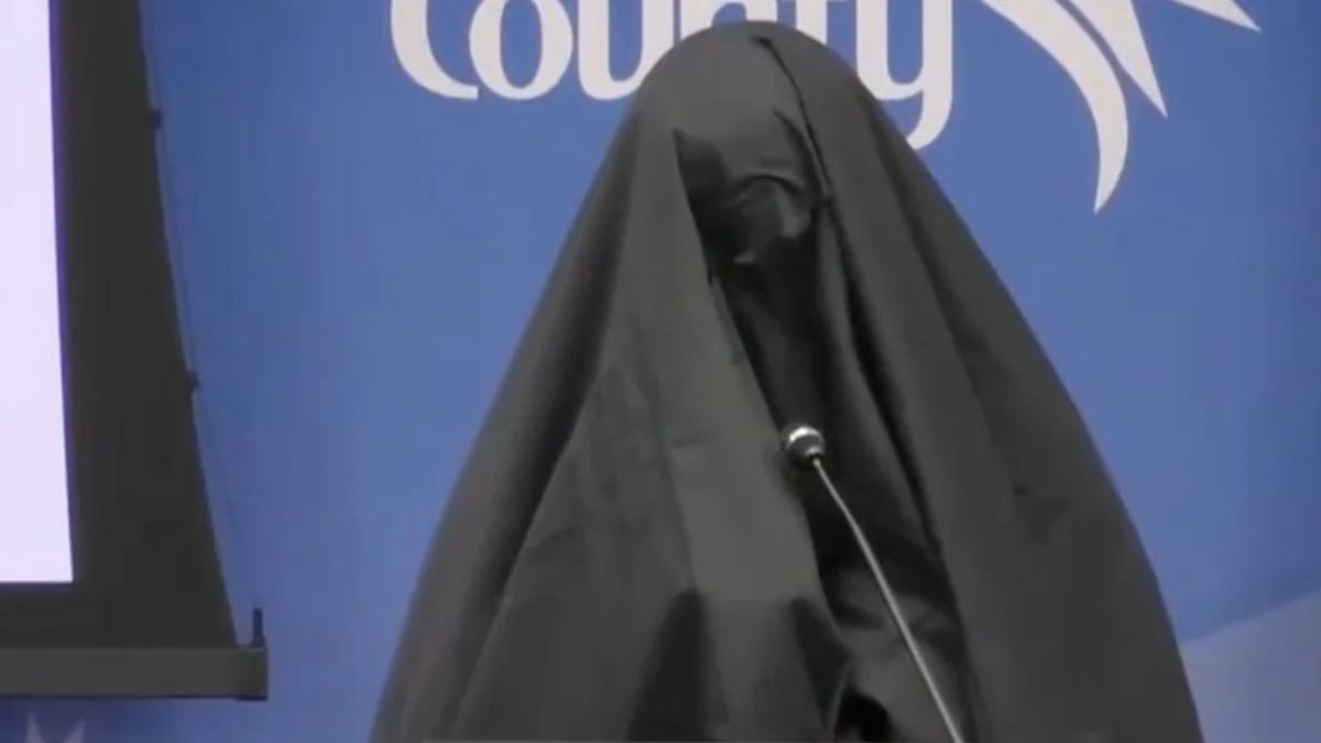 Woman in burkha plays Islamic call to prayer at Florida meeting, escorted out