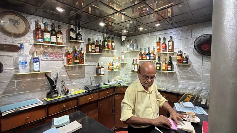 New Cathay Restaurant & Bar का पुराने जमाने का काउंटर, जो कोलकाता में लंबे समय से शराब पीने की संस्कृति का हिस्सा रहा है | फोटो: त्रिया गुलाटी/दिप्रिंट