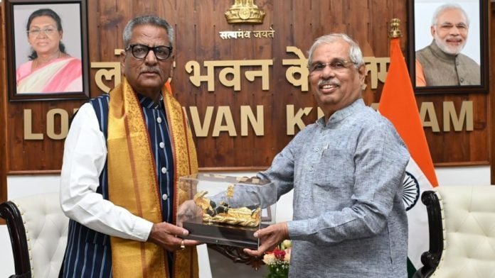 Keralam Governor Om Prakash Mathur (left) with former governor of the state Rajendra Vishwanath Arlekar | Source: X, @OmMathur_Raj
