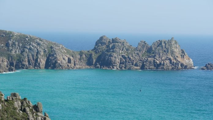 A panoramic view of the Porthcurno beach Cornwall | Wikimedia Commons
