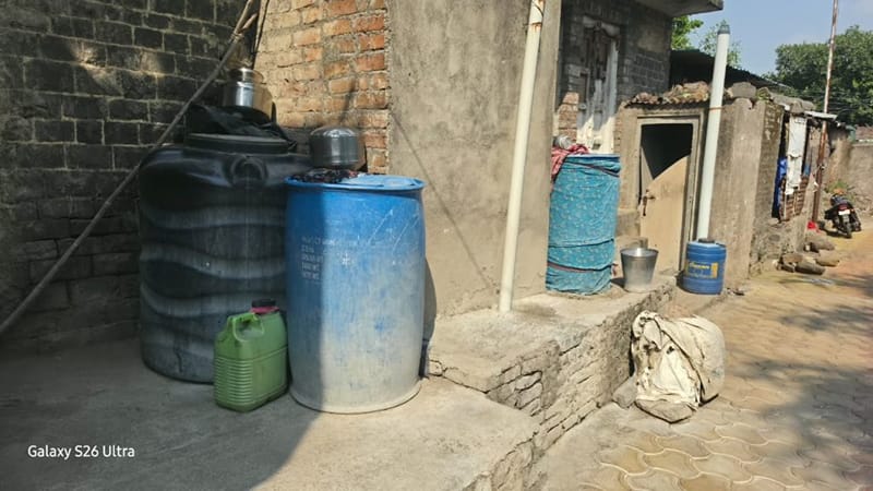 सूखे से प्रभावित मराठवाड़ा के लोगों ने अपनी रोज़ की ज़रूरतों को पूरा करने के लिए बड़े ड्रमों में पानी जमा कर रखा है. माजलगांव, सिना कोलेगांव और येलदारी जैसे जलाशय अपनी क्षमता का 25-40 प्रतिशत तक कम हो गए हैं | फोटो: सौम्या पिल्लई/दिप्रिंट