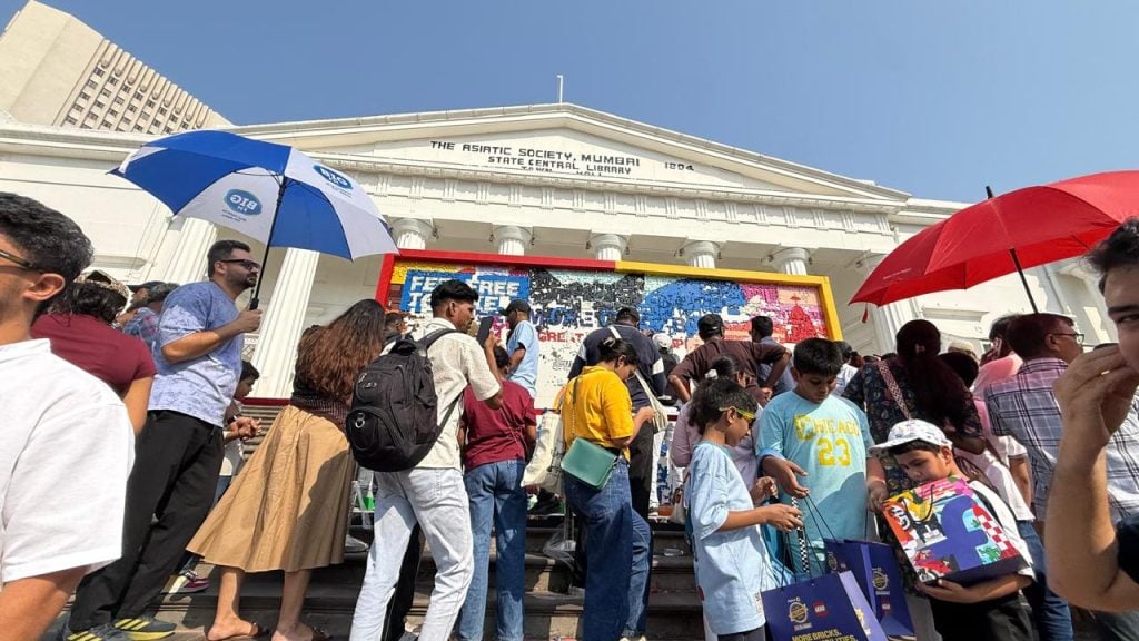 The crowd on the steps of the Asiatic Society in Mumbai on Sunday afternoon | Tarini Unnikrishnan, ThePrint