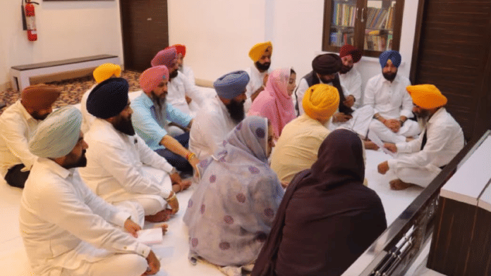 A delegation of AAP leaders at Sri Akal Takht Sahib in Amritsar | X/@AamAadmiParty