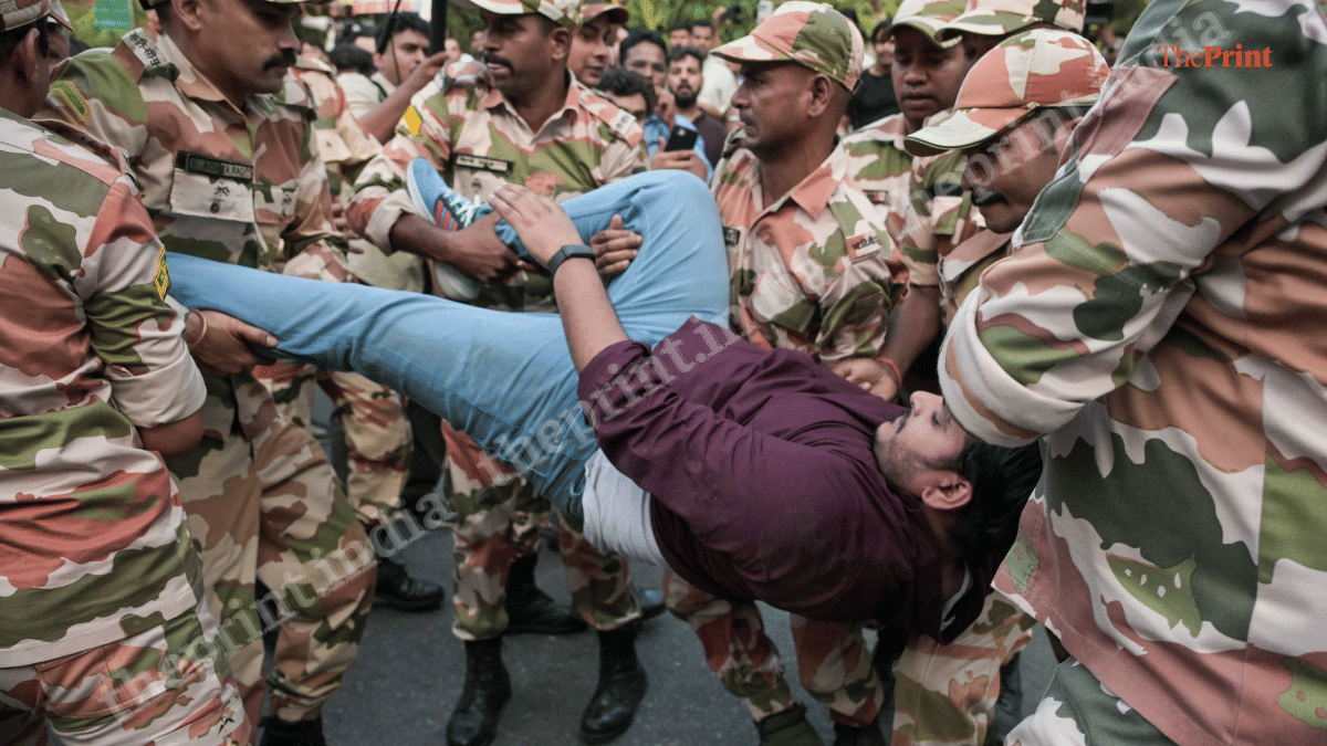 Delhi Police tackle a protester amid the anti-EC stir | Suraj Singh Bisht | ThePrint