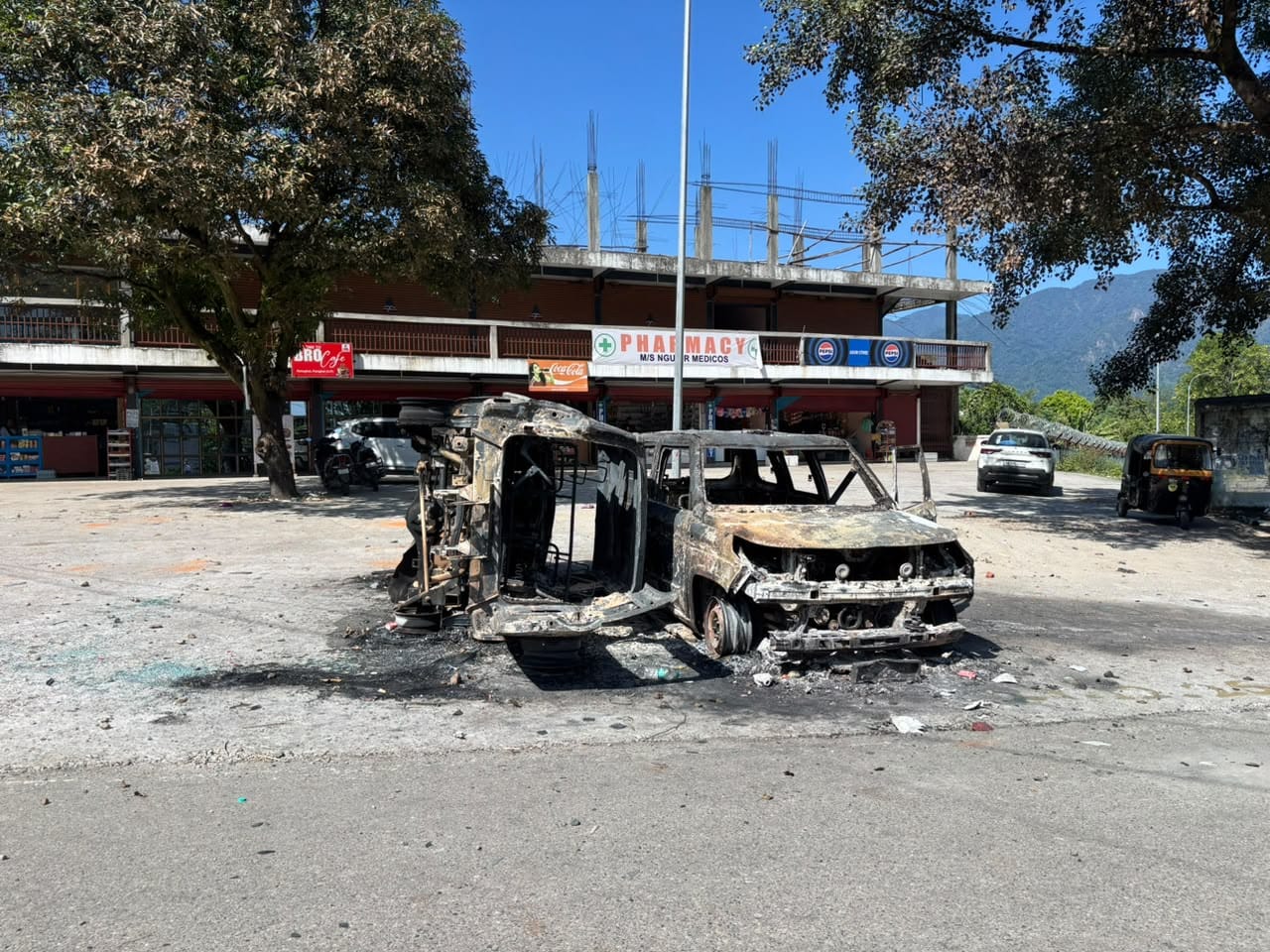 अरुणाचल प्रदेश के पूर्वी सियांग जिले के पासीघाट में जले हुए वाहन, जहां एनएचपीसी की सियांग बांध परियोजना के खिलाफ हिंसक प्रदर्शन हुए | फोटो: वितस्ता कौल/दिप्रिंट