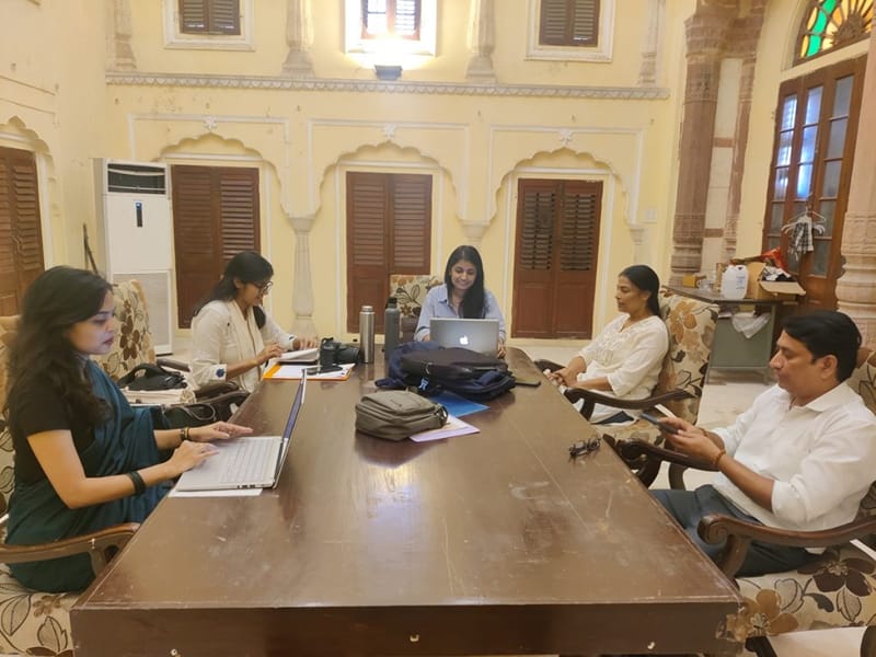 इंदिरा गांधी नेशनल सेंटर फॉर द आर्ट्स (IGNCA) के कीर्तिपाल सिंह परमार आमेर किले में कलाकारों, संरक्षण करने वालों और आर्काइविस्ट की एक टीम का नेतृत्व करते हैं | फोटो: कृष्ण मुरारी/दिप्रिंट