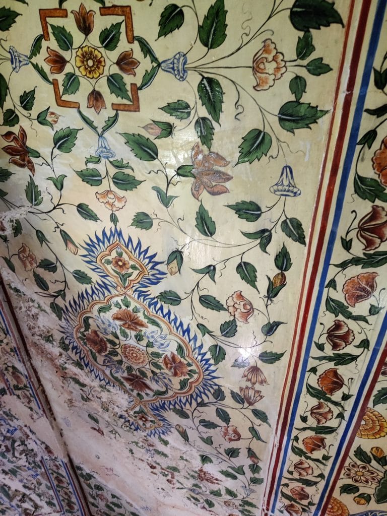 भोजनशाला की छत पर फूलों के रंग-बिरंगे डिज़ाइन | फोटो: कृष्ण मुरारी/दिप्रिंट