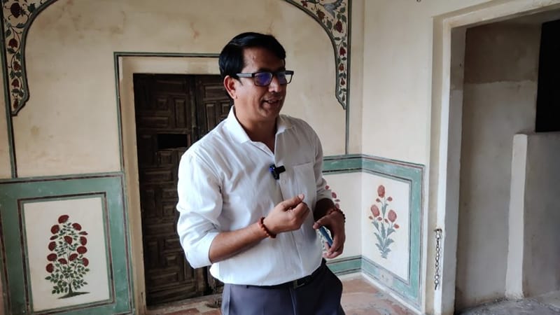 इस रेस्टोरेशन प्रोजेक्ट को लीड कर रहे कीर्तिपाल सिंह परमार ने बताया कि ये म्यूरल (दीवार पर बनी पेंटिंग) कछवाहा शासकों, जिनमें सवाई जय सिंह भी शामिल थे, के संरक्षण में बनवाए गए थे | फोटो: कृष्ण मुरारी/दिप्रिंट