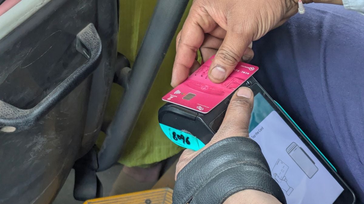 Bus conductor tapping pink smart card | Himanshi Aggarwal, ThePrint
