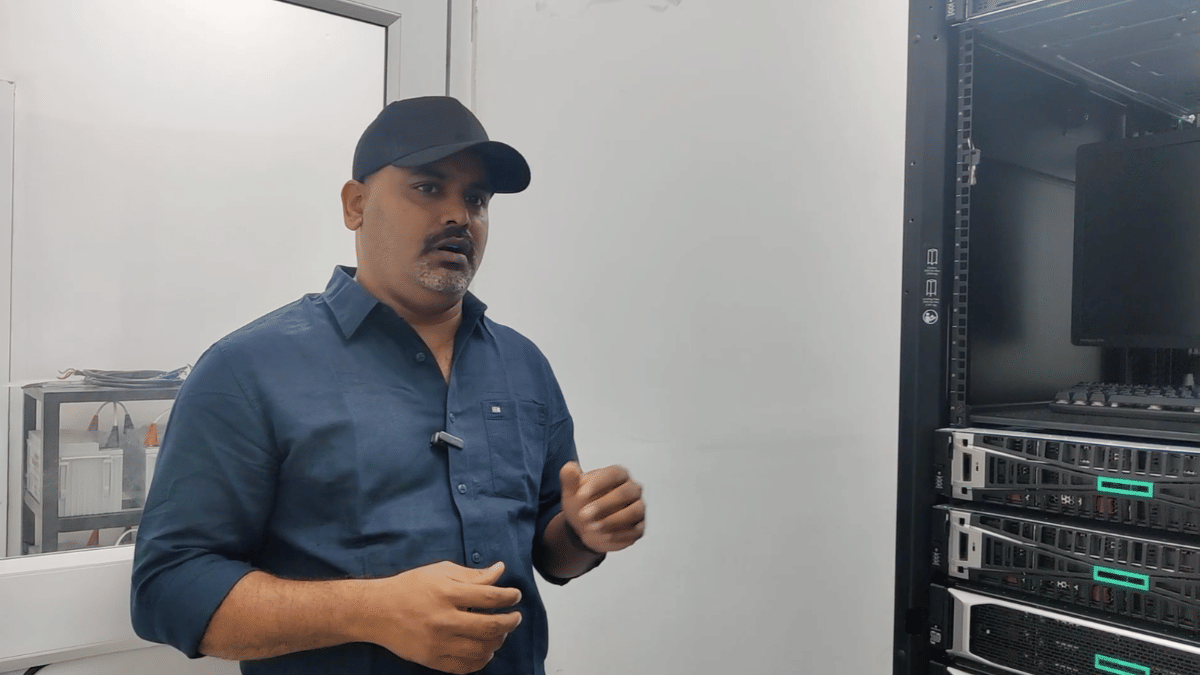 NCTB के वरिष्ठ वैज्ञानिक डॉ. जॉन पीटर उन बड़े सर्वरों के पास खड़े हैं, जिनमें सीक्वेंसिंग से मिले आंकड़े रखे और प्रोसेस किए जाते हैं. सीक्वेंसिंग की एक प्रक्रिया से 1.5 से 3 टेराबाइट तक आंकड़े मिल सकते हैं | फोटो: स्नेहा रिछारिया/दिप्रिंट
