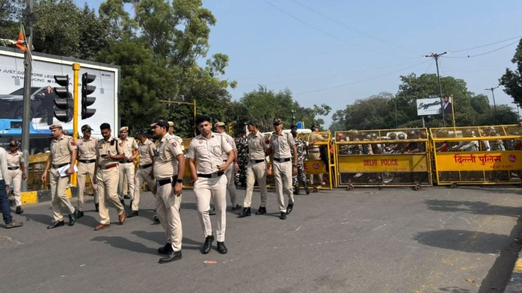 प्रदर्शनकारियों को तीन स्तर के बैरिकेड ने रोक दिया | फोटो: वितस्ता कौल/दिप्रिंट