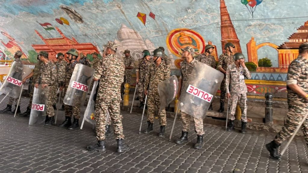 CAPF और CRPF के जवानों ने प्रदर्शन स्थल और आसपास के इलाकों में कड़ी सुरक्षा कर रखी थी | फोटो: वितस्ता कौल/दिप्रिंट