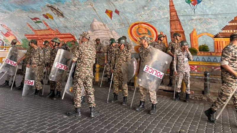 CAPF और CRPF के जवानों ने प्रदर्शन स्थल और आसपास के इलाकों में कड़ी सुरक्षा कर रखी थी | फोटो: वितस्ता कौल/दिप्रिंट