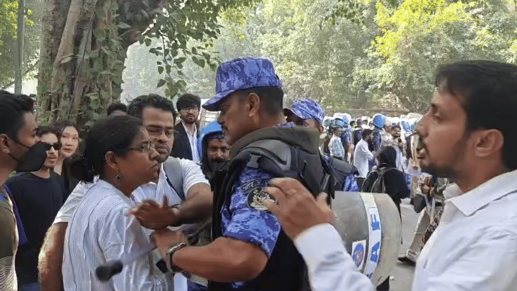 In a statement, the Supreme Court Bar Association condemned the 'use of excessive force against, and the detention of senior and young advocates, particularly women advocates, who were peacefully protesting in the Supreme Court area' | Samridhi Tewari/ThePrint