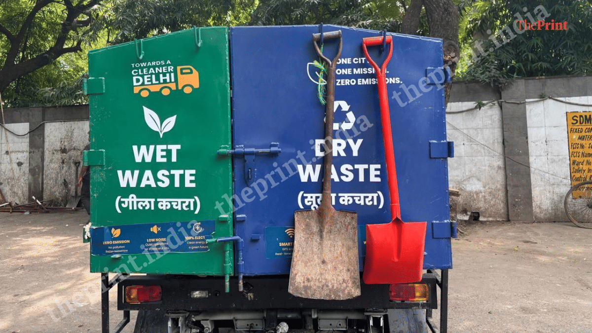 गीले और सूखे कचरे के लिए अलग-अलग हिस्सों वाला वाहन | फोटो: समृद्धि तिवारी/दिप्रिंट