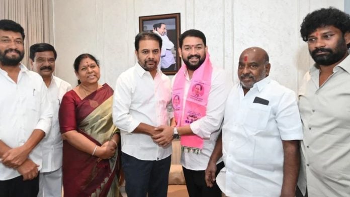 Welcoming Bhargav Deshpande to the BRS, party Working President KT Rama Rao presented him with a bouquet and the BRS’ characteristic pink scarf.